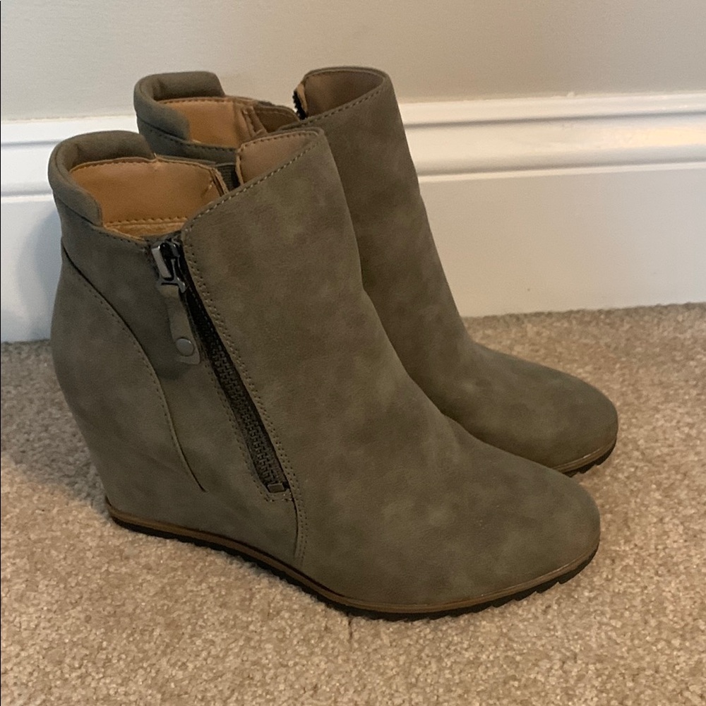 Naturalizer Suede Wedge Shoes with Side Zipper